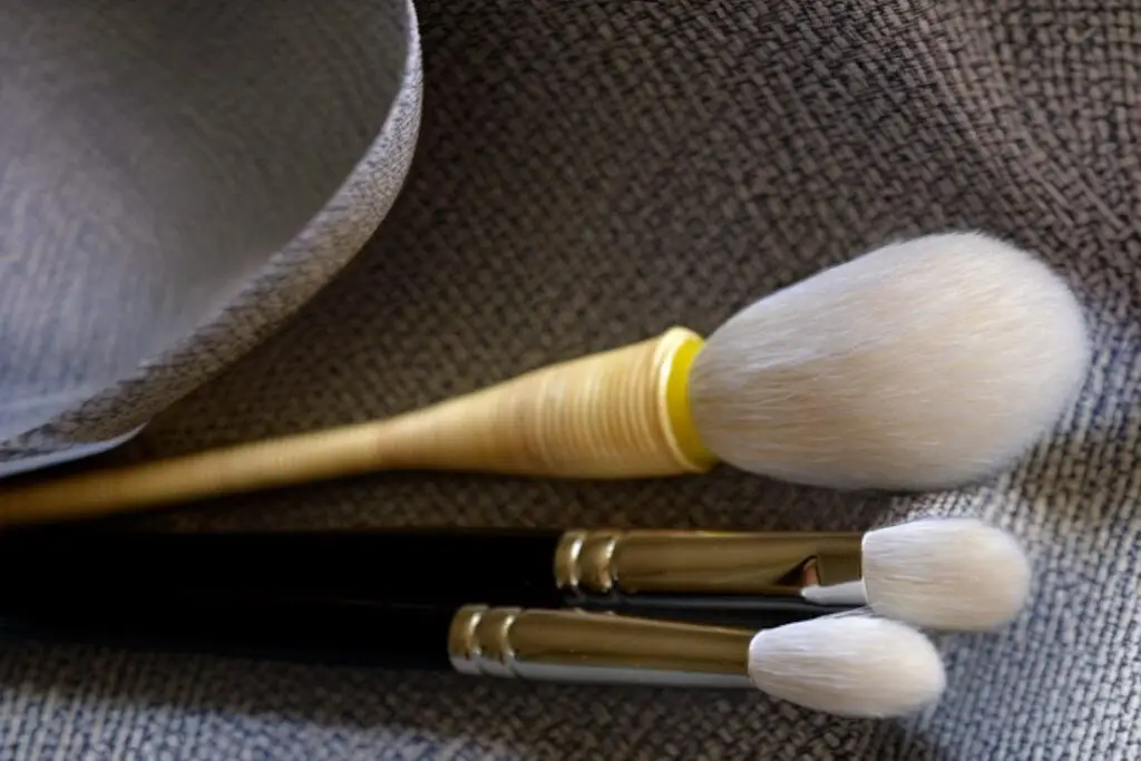 White goat hair makeup brush